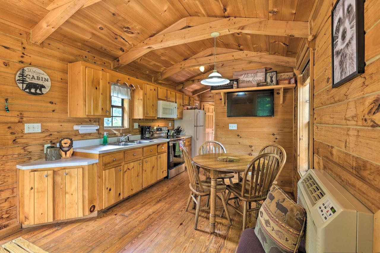 Quaint Log Cabin With Views Near West Jefferson Warrensville Екстер'єр фото